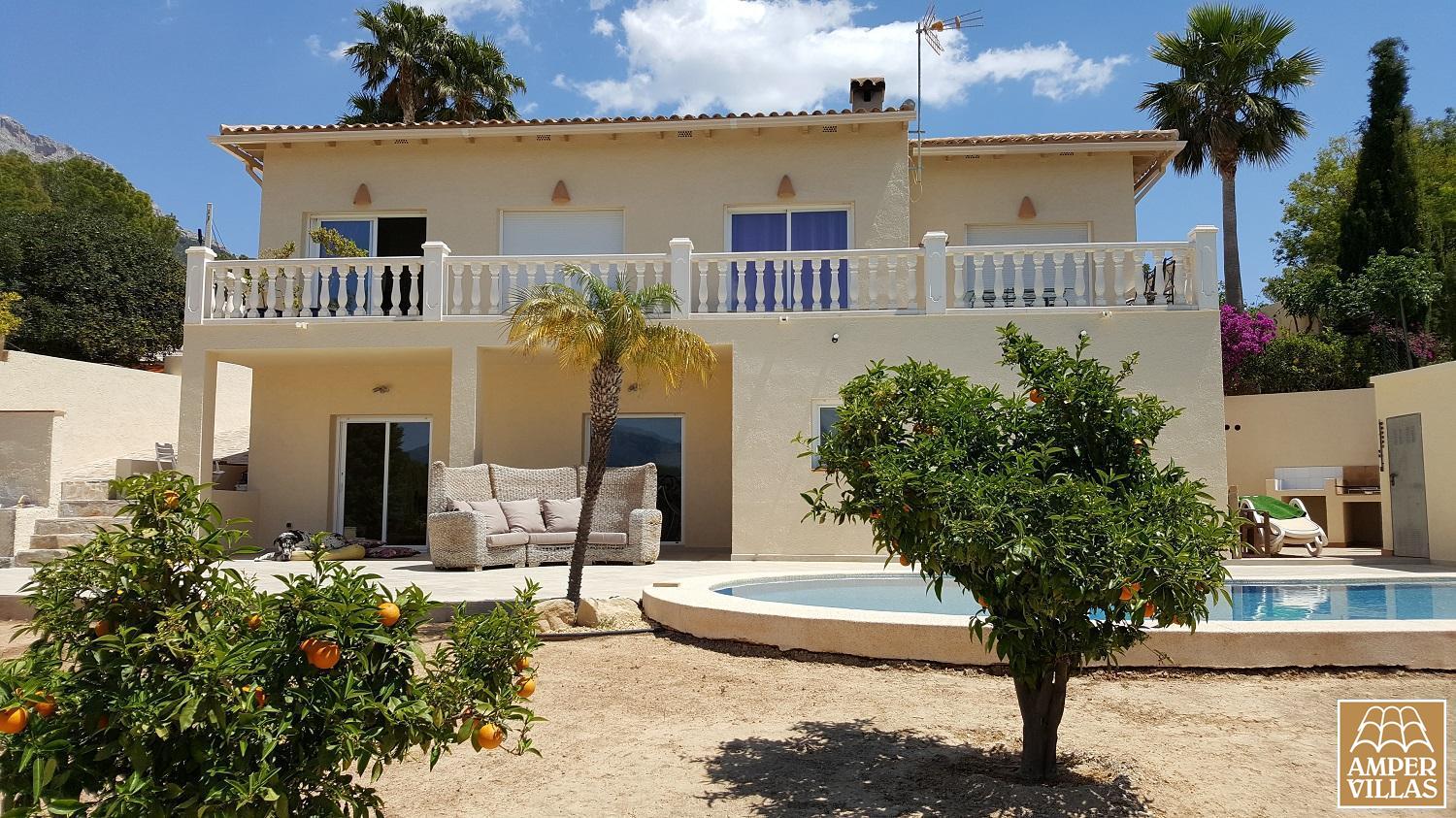 Modern villa with 2 separate apartments near the center of Altea la Vella.